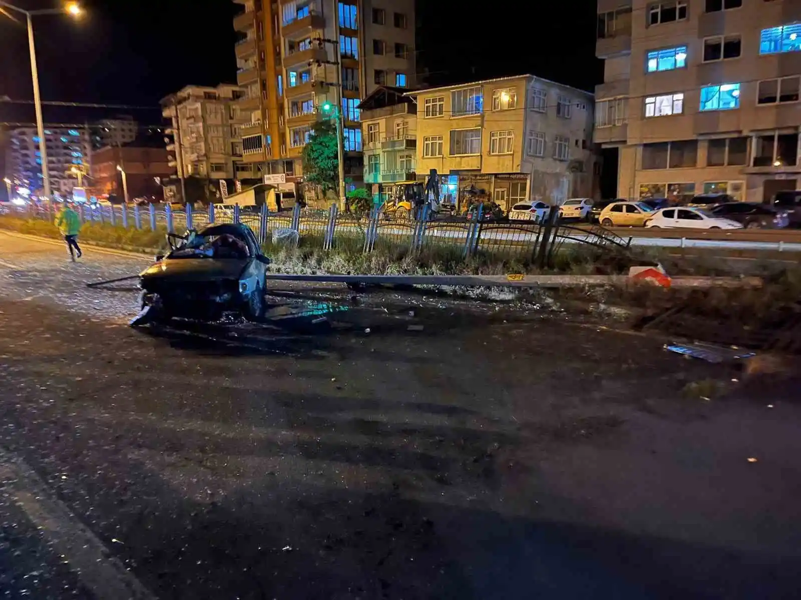 Rize'de aydınlatma direğine çarpan araç takla attı: 2 yaralı
