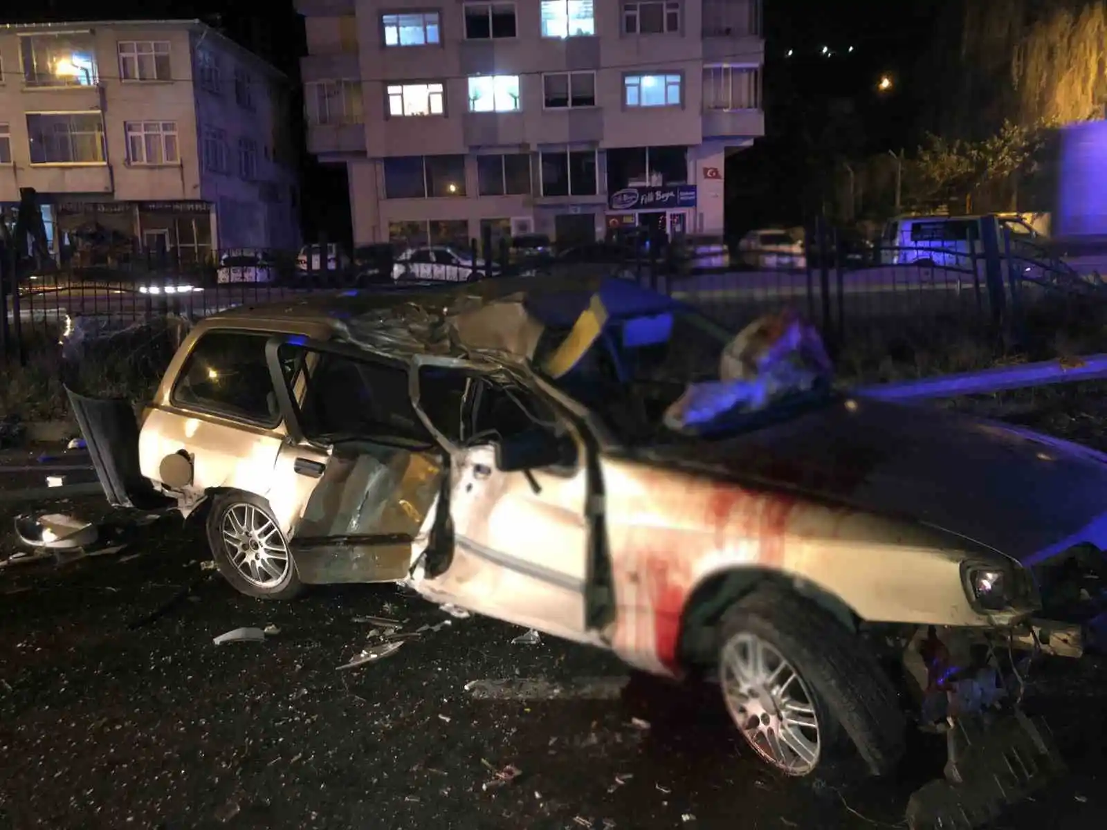 Rize’de aydınlatma direğine çarpan araç takla attı: 2 yaralı
