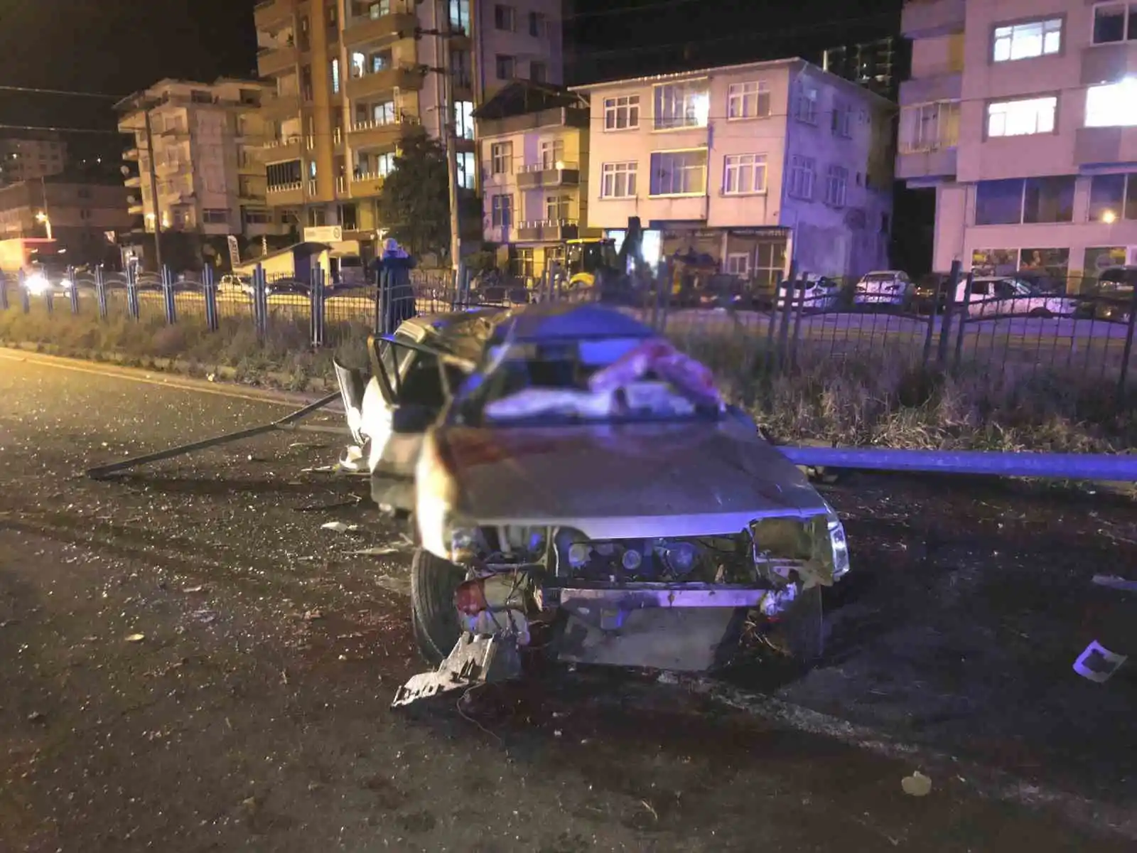 Rize’de aydınlatma direğine çarpan araç takla attı: 2 yaralı
