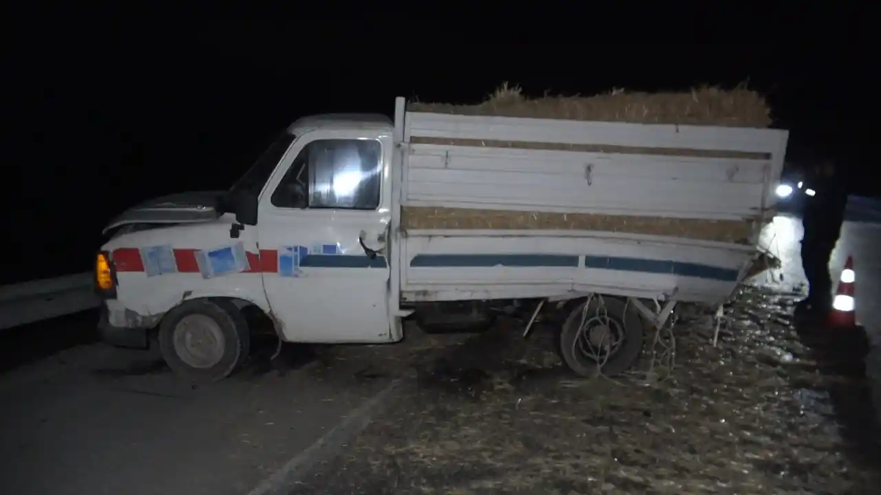 Servis minibüsü saman yüklü kamyonetle çarpıştı: 10 yaralı
