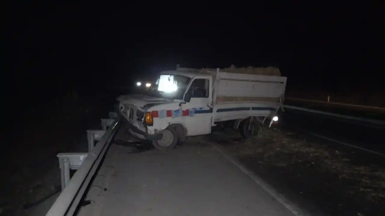 Servis minibüsü saman yüklü kamyonetle çarpıştı: 10 yaralı
