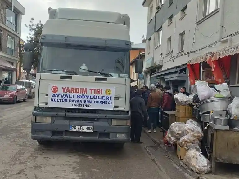 Seyyar fırın ile deprem bölgesine giderek pide ve ayran dağıttılar
