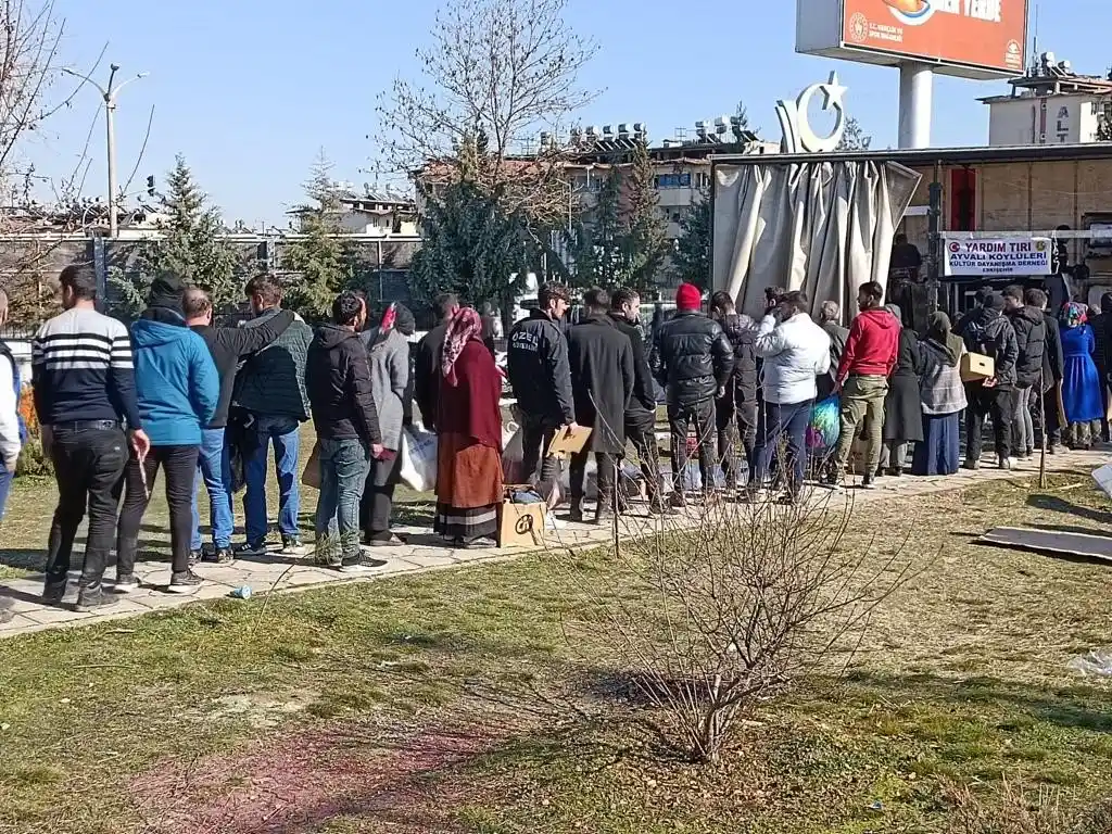 Seyyar fırın ile deprem bölgesine giderek pide ve ayran dağıttılar
