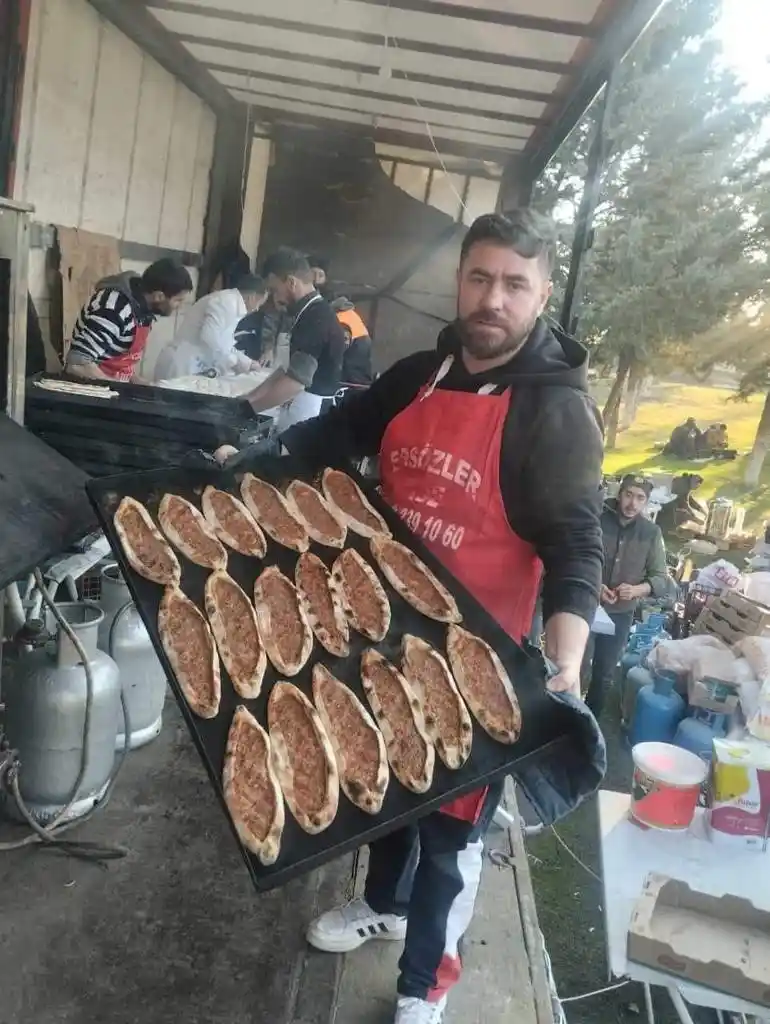 Seyyar fırın ile deprem bölgesine giderek pide ve ayran dağıttılar
