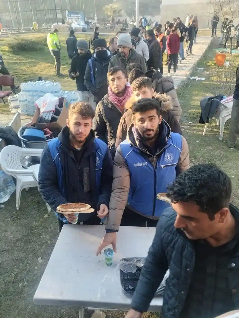 Seyyar fırın ile deprem bölgesine giderek pide ve ayran dağıttılar
