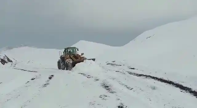 Siirt’te yoğun kar yağışı nedeniyle köy yolları ulaşıma kapandı
