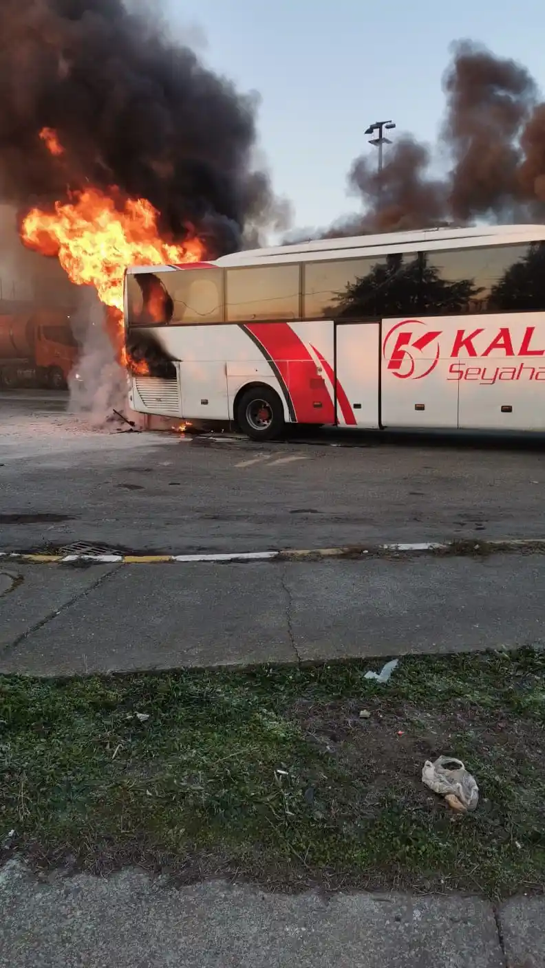 Silivri’de yolcu otobüsü alev alev yandı
