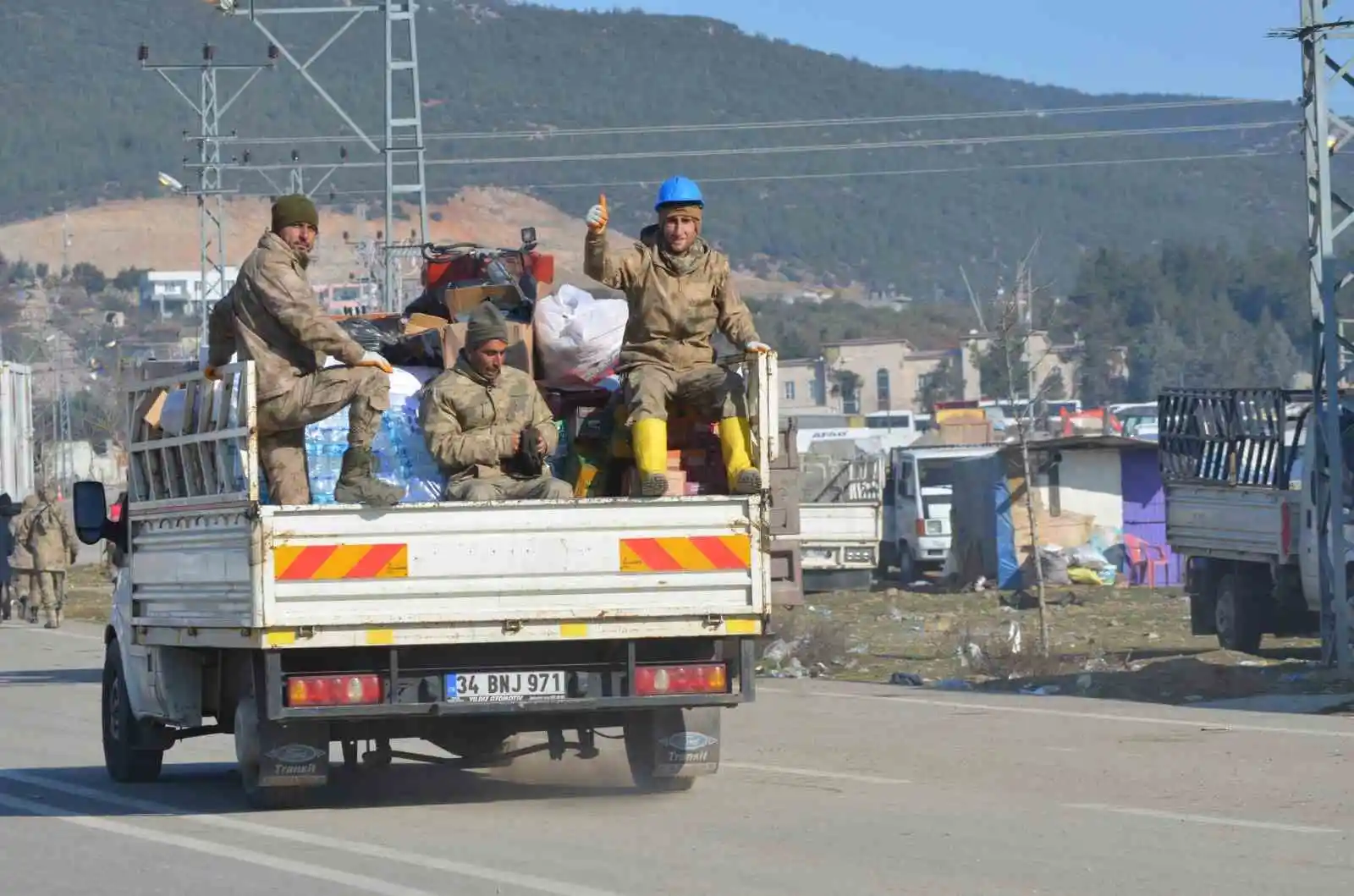 Şırnak aşiretleri deprem bölgesinde seferber oldu
