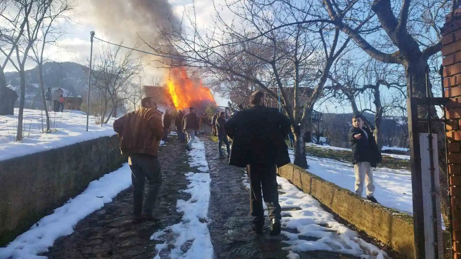 Şömineden çıkan yangın villayı küle çevirdi
