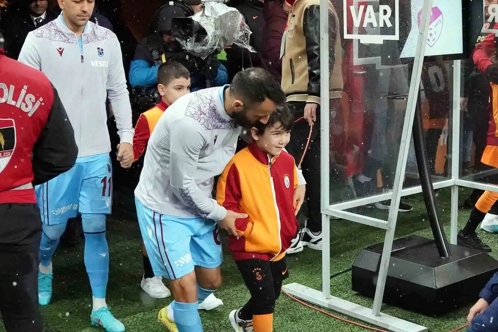 Spor Toto Süper Lig: Galatasaray: 1 - Trabzonspor: 1 (Maç devam ediyor)
