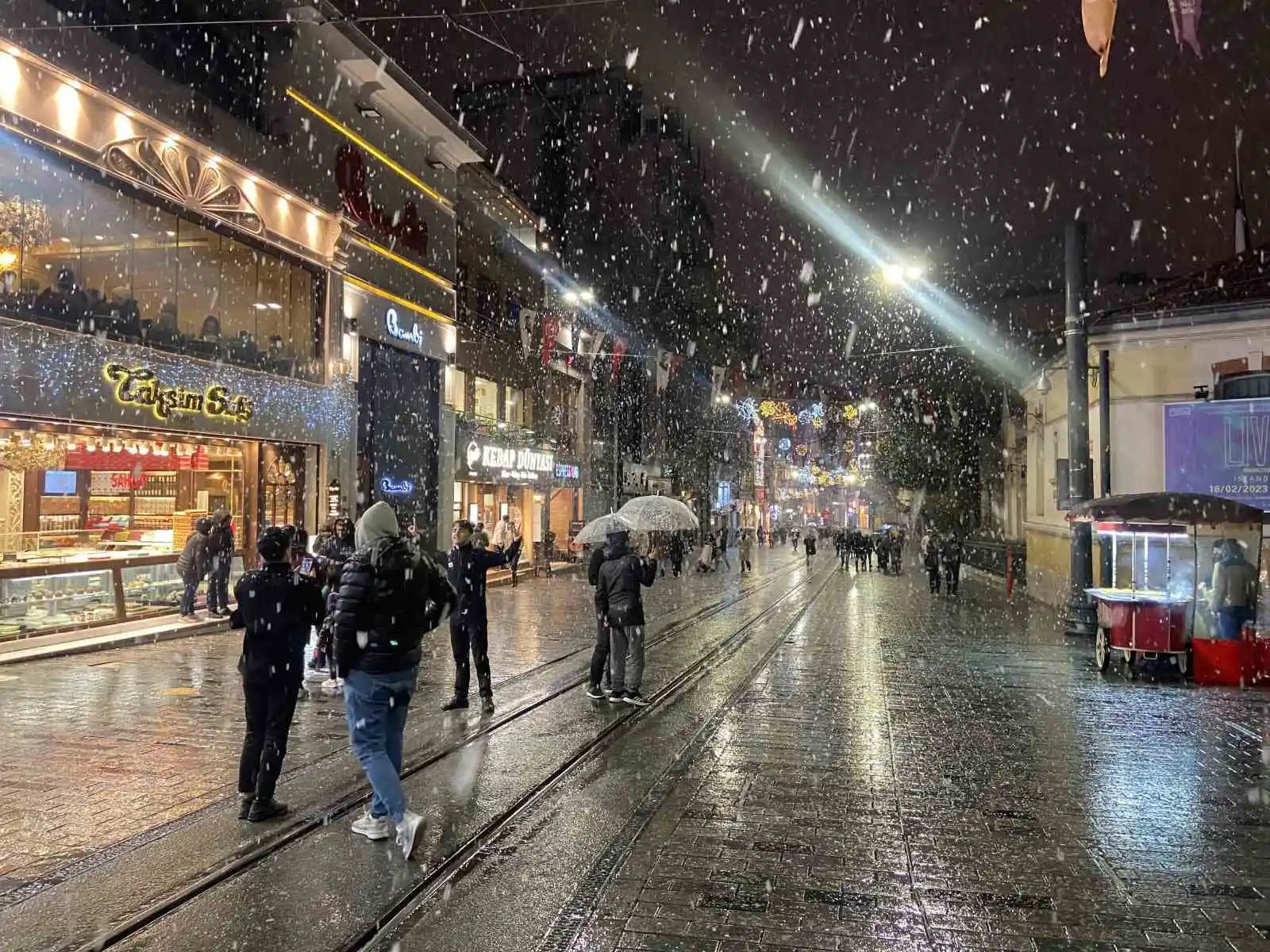 Taksim'de yılın il karı lapa lapa yağdı
