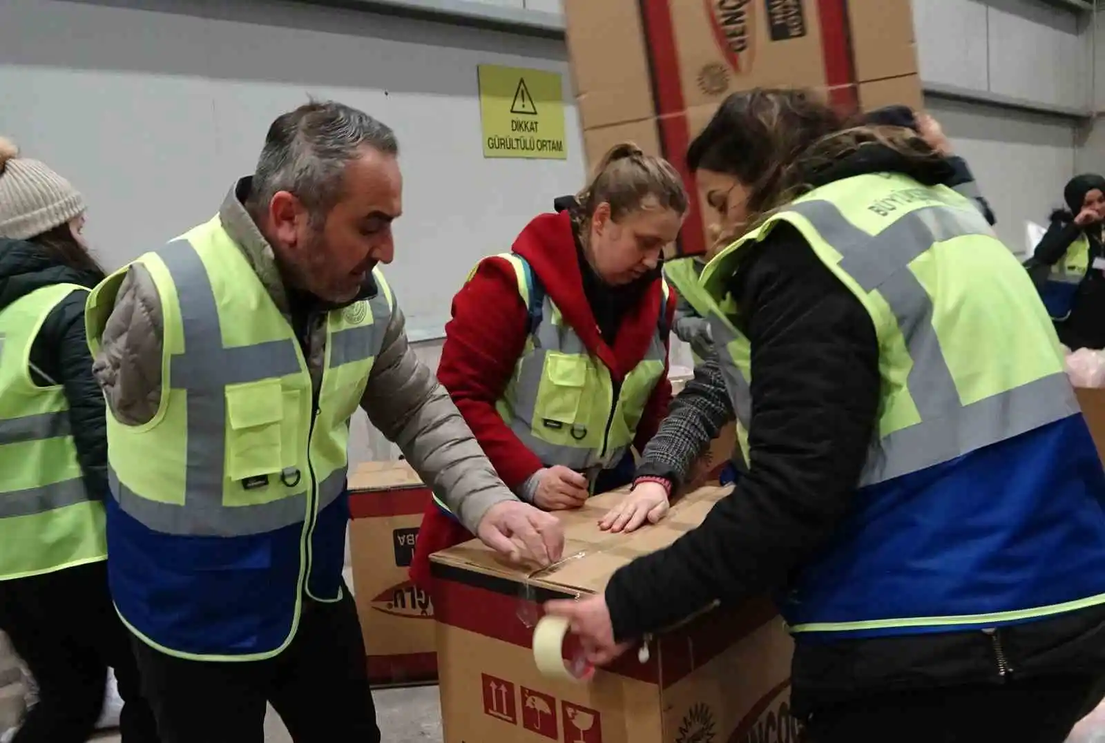 Tek koluyla depremzedelere yardım ediyor
