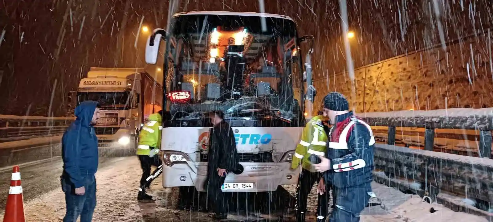 TEM'de yolcu otobüsü tıra arkadan çarptı: 5 yaralı
