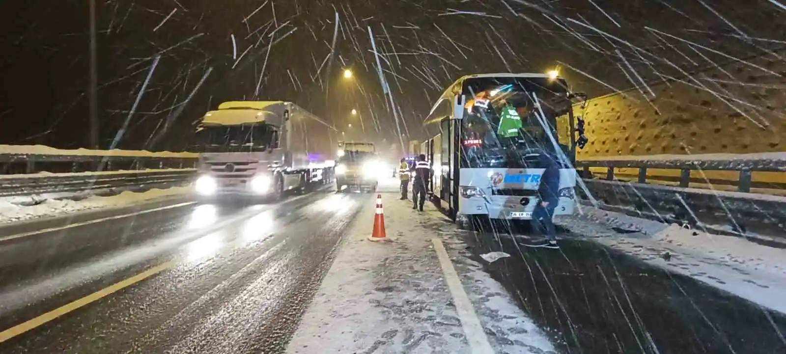 TEM’de yolcu otobüsü tıra arkadan çarptı: 5 yaralı
