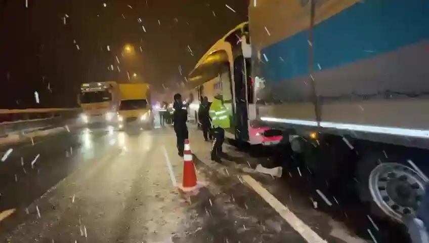 TEM’de yolcu otobüsü tıra arkadan çarptı: 5 yaralı
