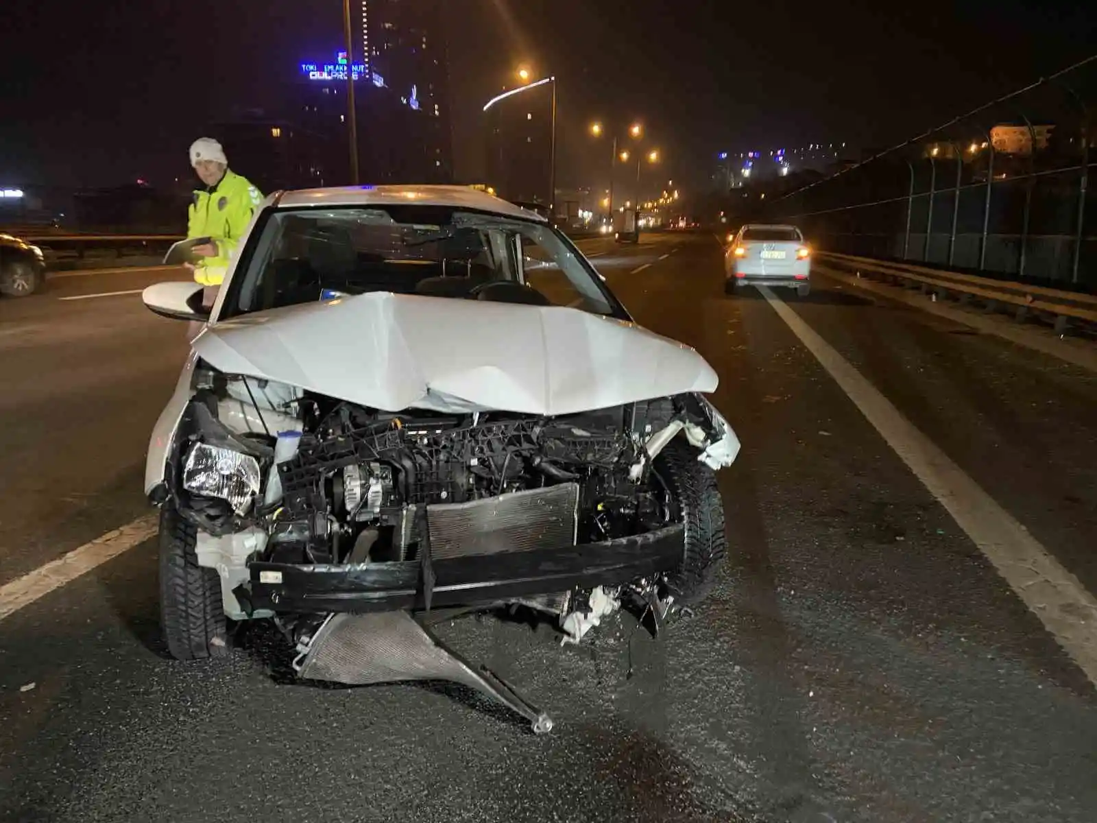 TEM Otoyolu’nda seyir halindeki otomobilden düşen şahıs iki aracın çarpması sonucu öldü
