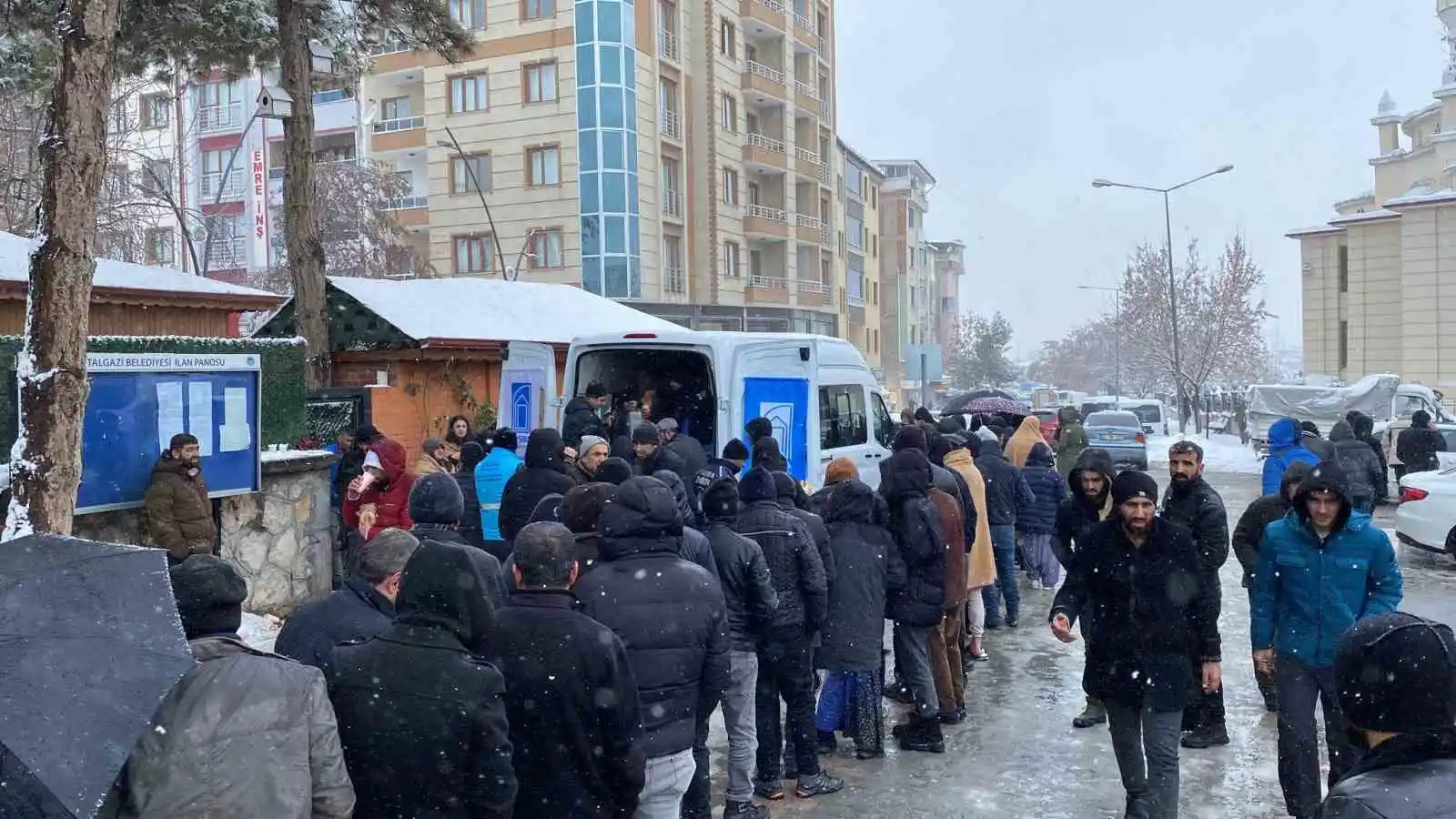 Tuşba Belediyesinden depremzedelere sıcak çorba ikramı
