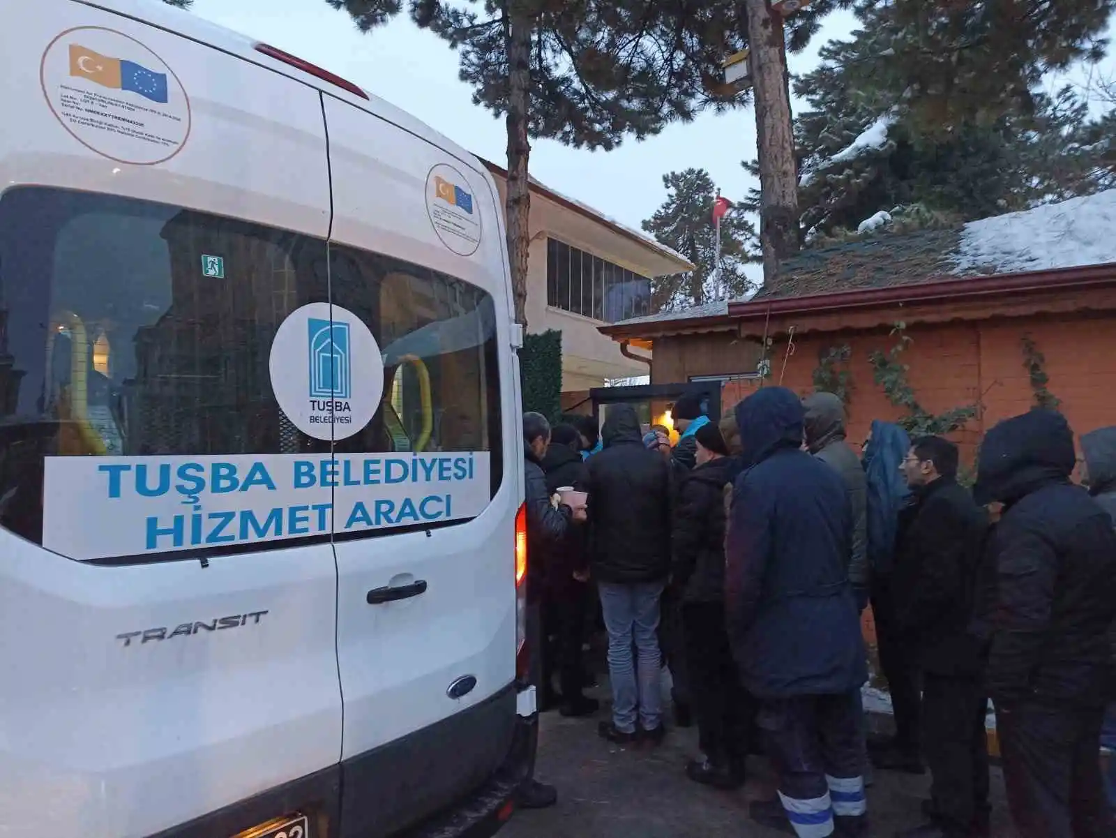 Tuşba Belediyesinden depremzedelere sıcak çorba ikramı
