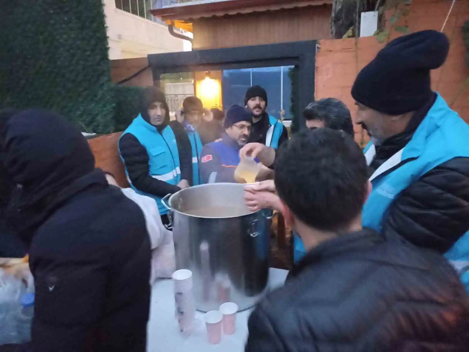 Tuşba Belediyesinden depremzedelere sıcak çorba ikramı
