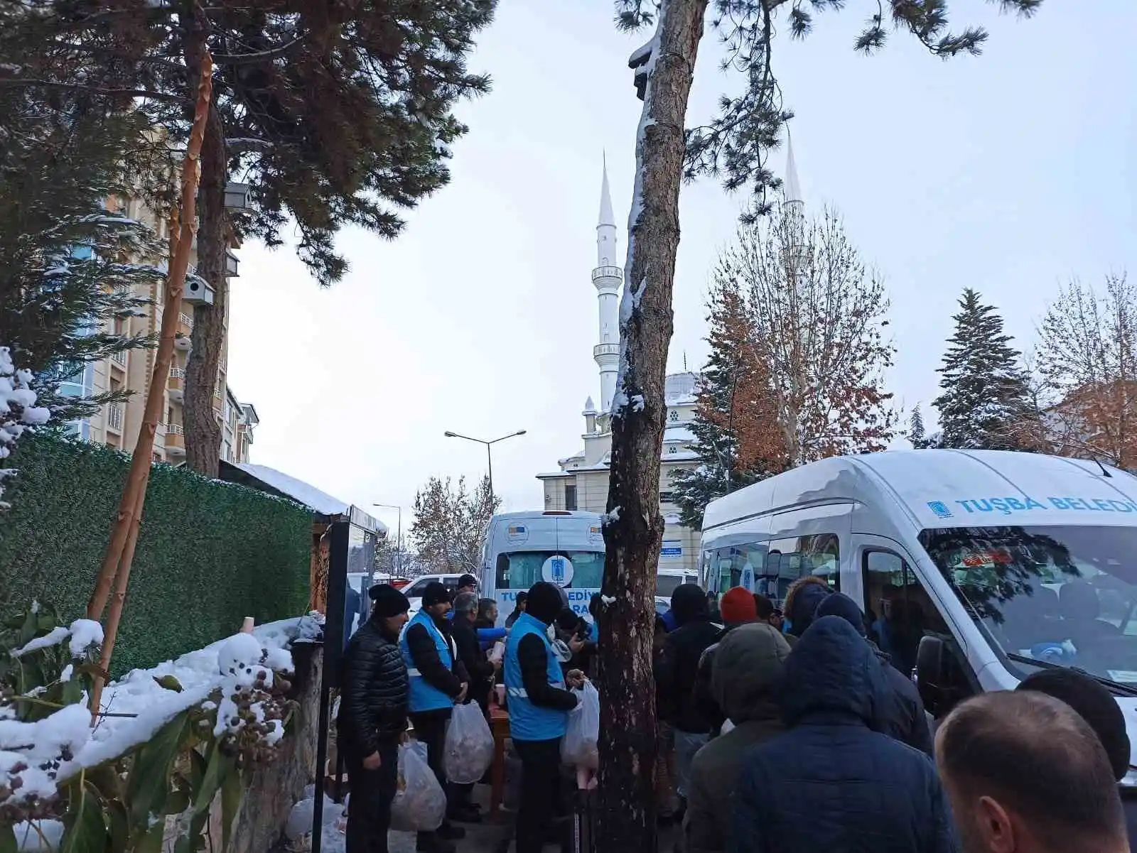 Tuşba Belediyesinden depremzedelere sıcak çorba ikramı
