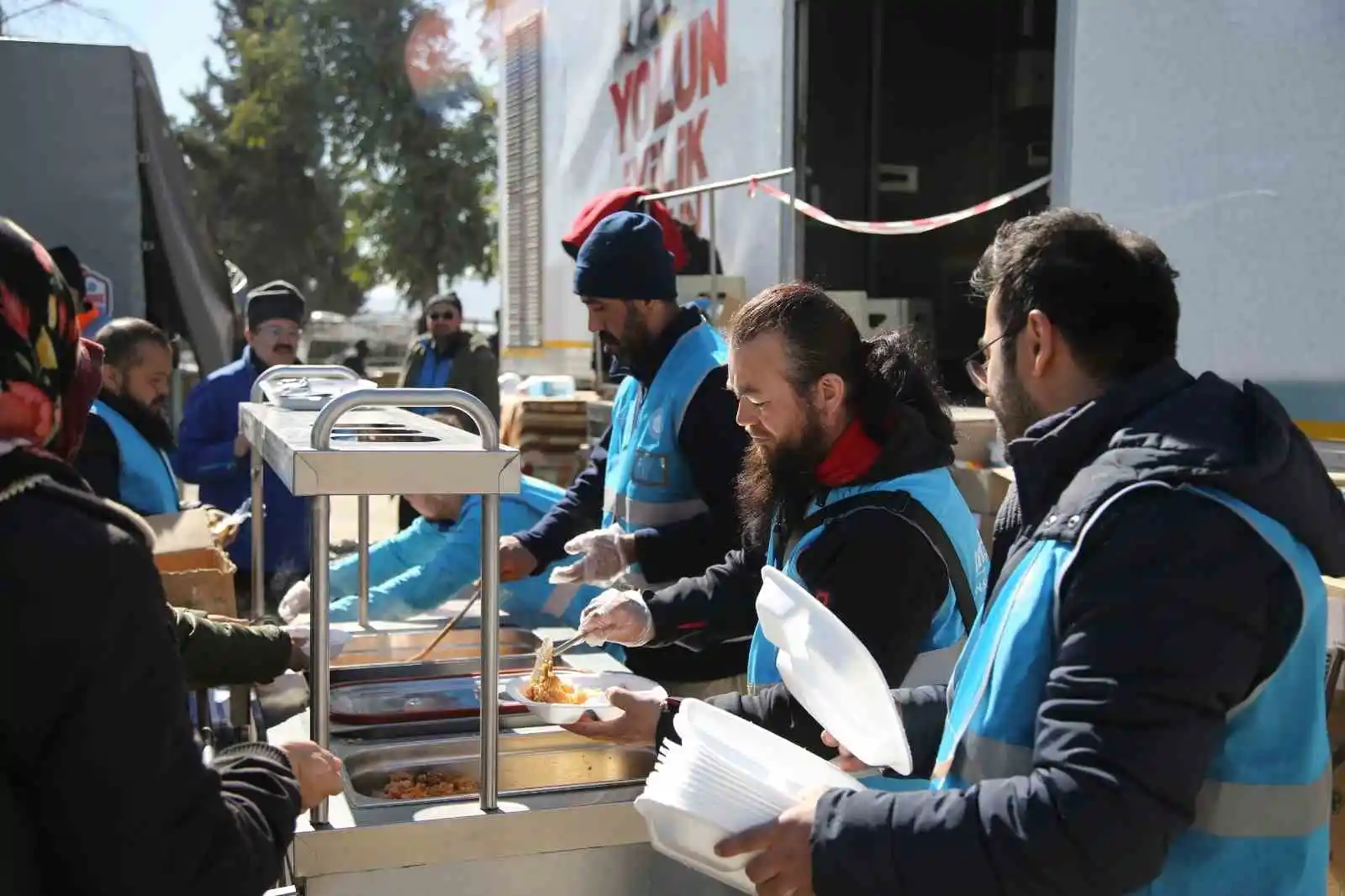 Uygur Türklerinden depremzedelere 'Uygur Pilavı' ikramı
