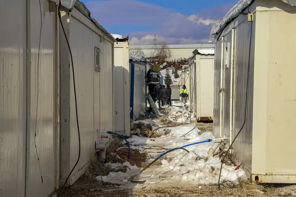 Van ekibinin Malatya'da kurumuna başladığı konteyner kent hızla tamamlanıyor
