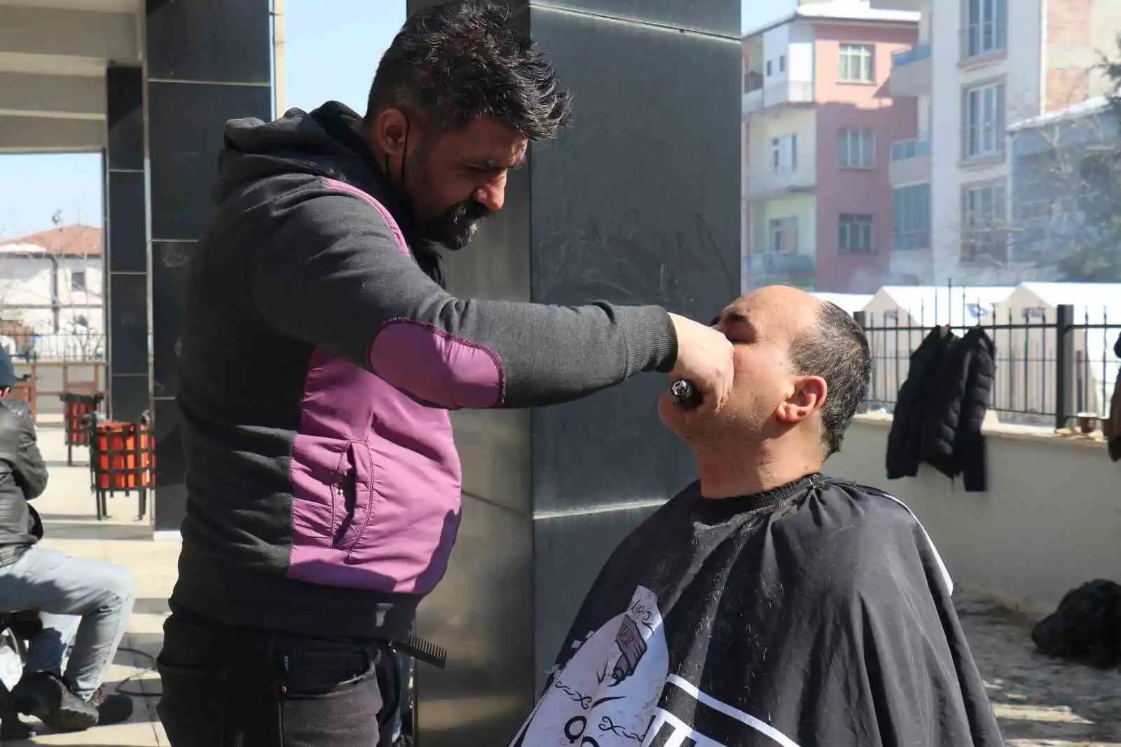 Vanlı berberlerden Malatyalı depremzedelere ücretsiz tıraş
