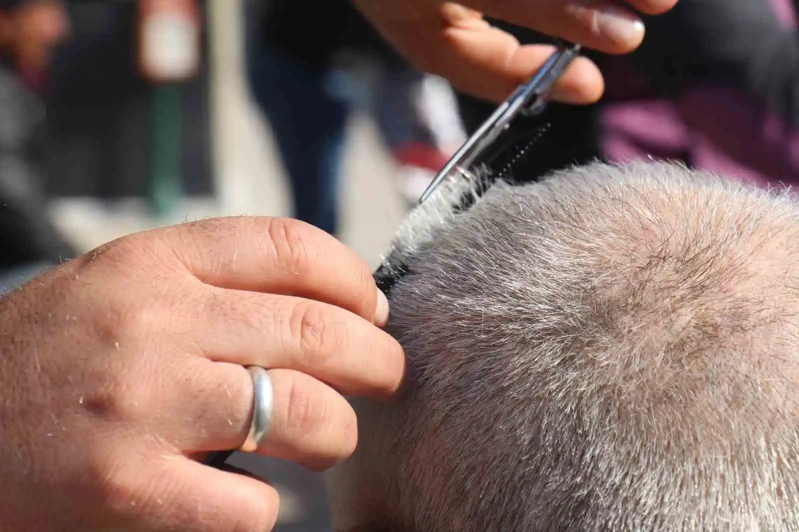 Vanlı berberlerden Malatyalı depremzedelere ücretsiz tıraş
