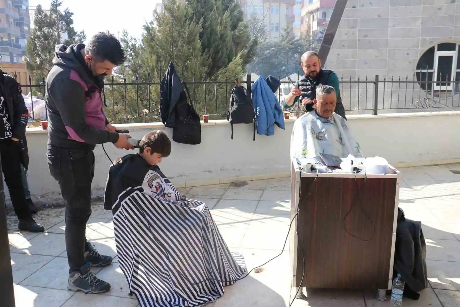 Vanlı berberlerden Malatyalı depremzedelere ücretsiz tıraş
