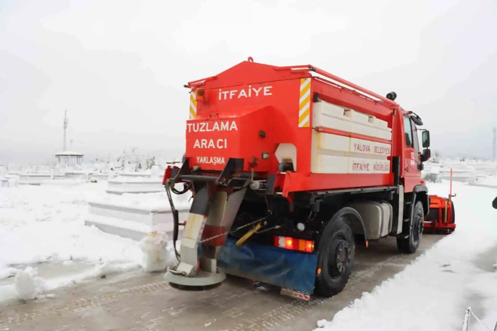 Yalova Belediyesi karla mücadeleye devam ediyor
