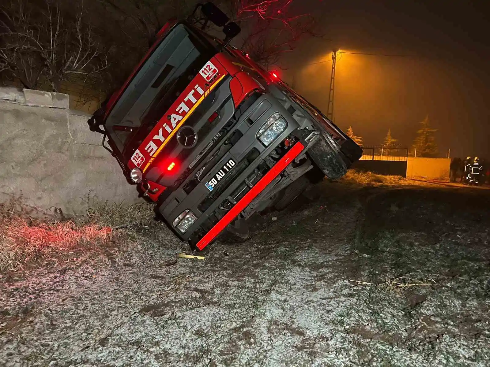 Yangına müdahale eden itfaiye aracı devrildi, 1 itfaiye eri yaralandı
