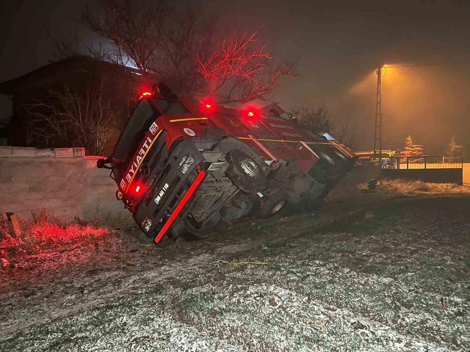 Yangına müdahale eden itfaiye aracı devrildi, 1 itfaiye eri yaralandı
