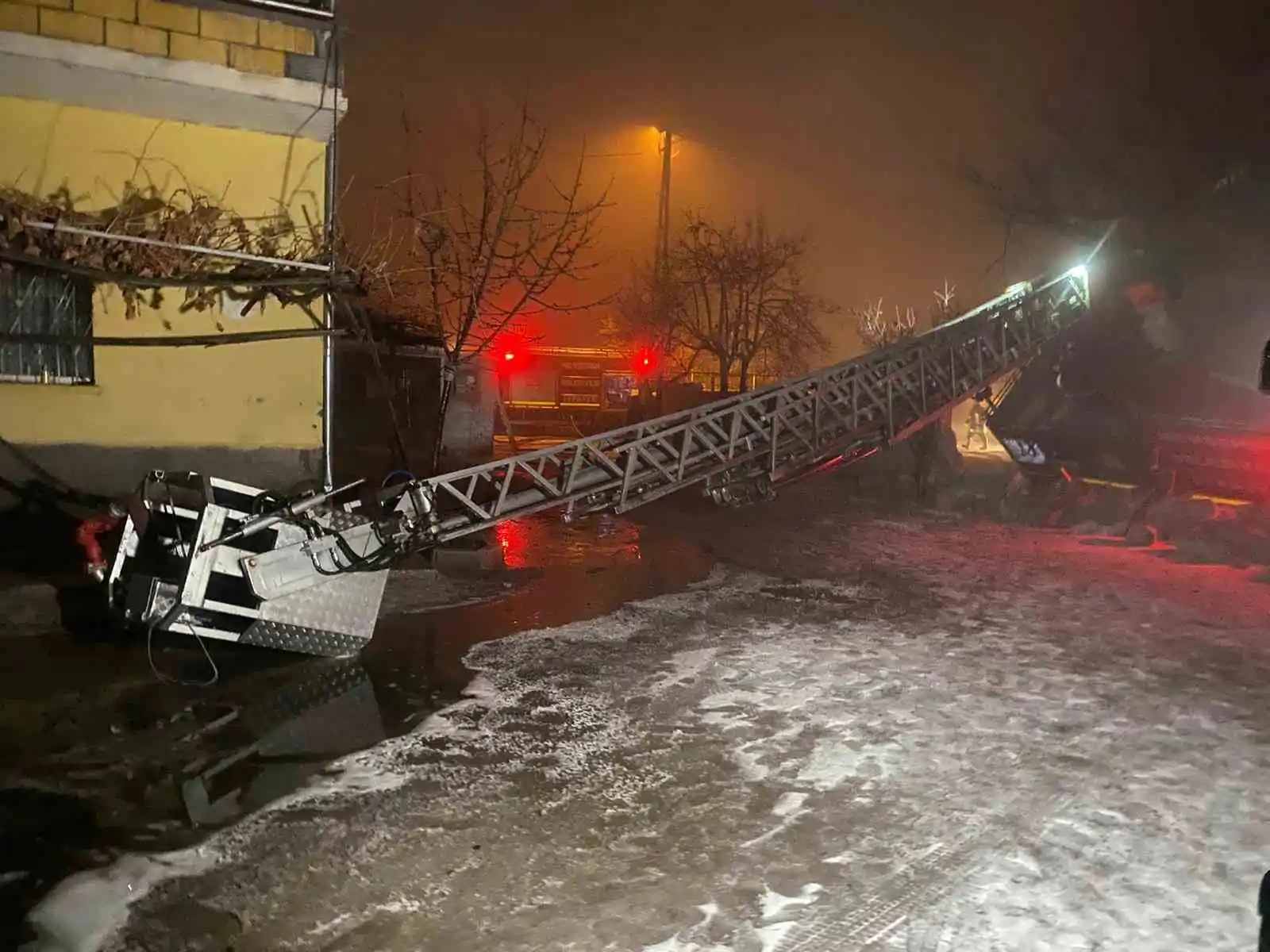 Yangına müdahale eden itfaiye aracı devrildi, 1 itfaiye eri yaralandı
