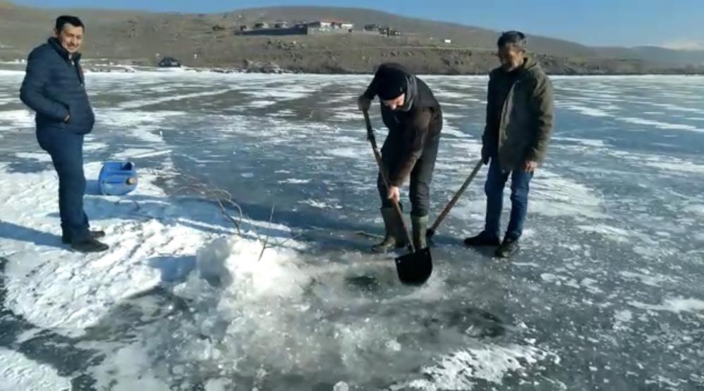 Kars'ta balıkçıların Eskimo usulü balık avı kamerada