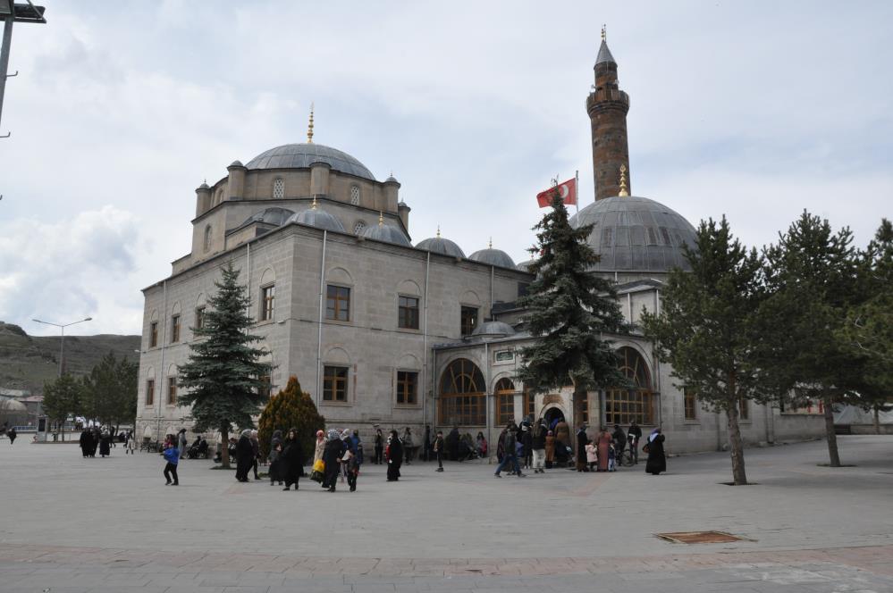 Harakani Türbesi'nde Kadir Gecesi bereketi!