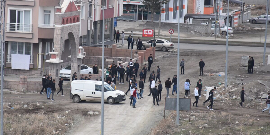 Kars'ta öğrencilerden taşlı sopalı kavga