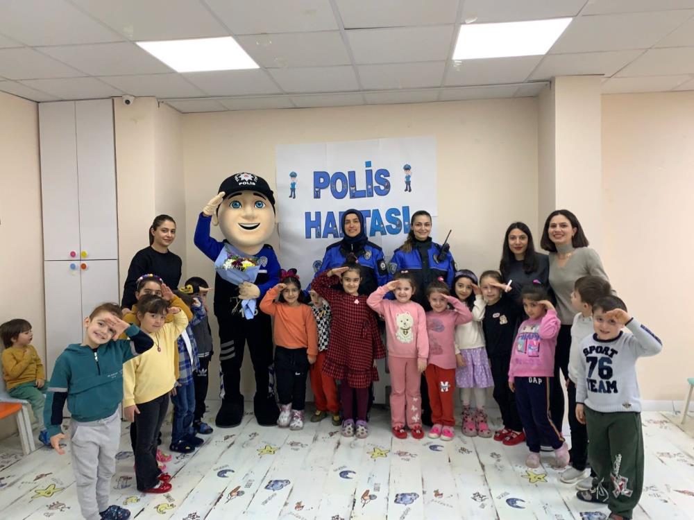 Kars'ta polis çocukları bilgilendirdi