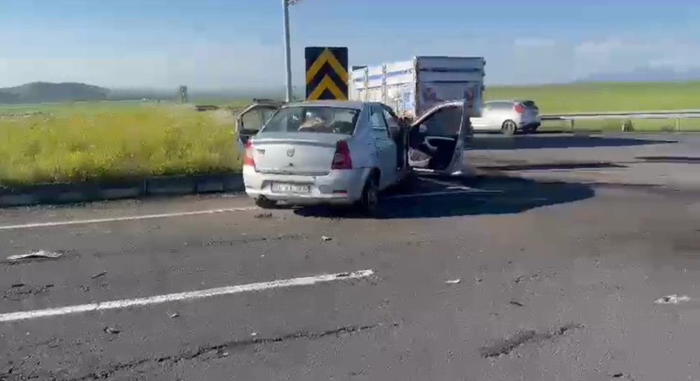 Kars'ta iki otomobil çarpıştı: 3 yaralı