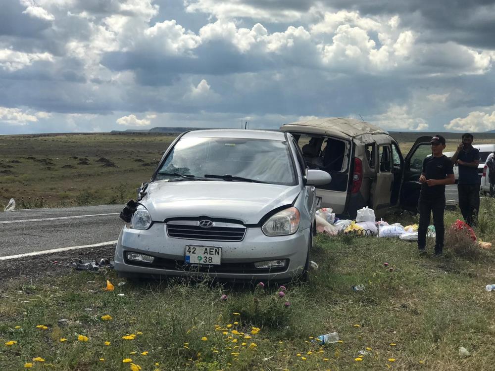 Kars'ta trafik kazası: 3'ü çocuk 12 yaralı