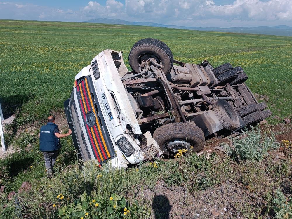 Kars'ta yoldan çıkan kamyon şarampole devrildi