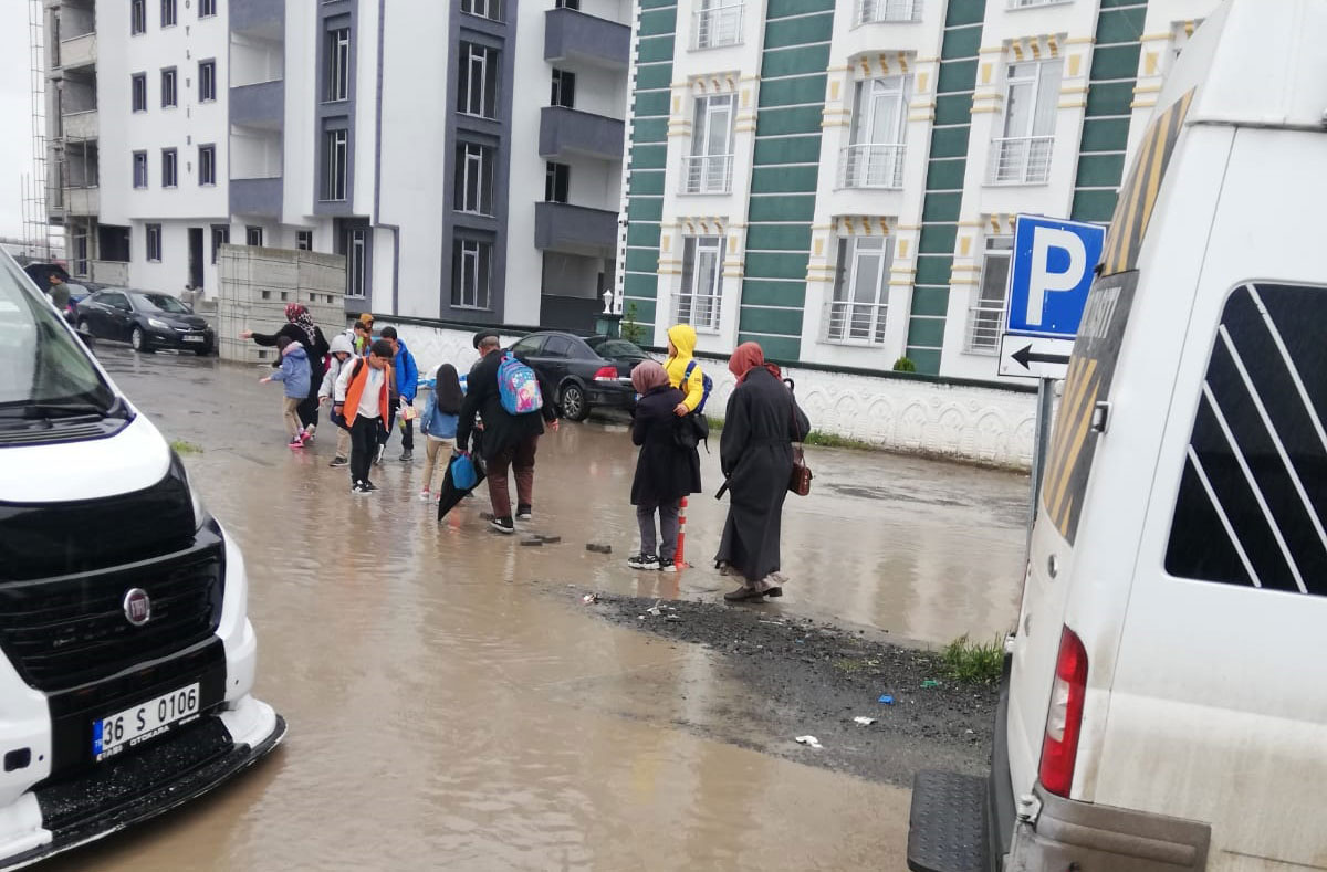 Kars'ta yağmur öğrencileri mağdur etti