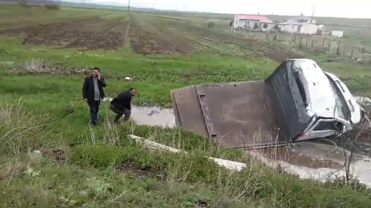 Kars'ta yoldan çıkan kamyonet şarampole yuvarlandı