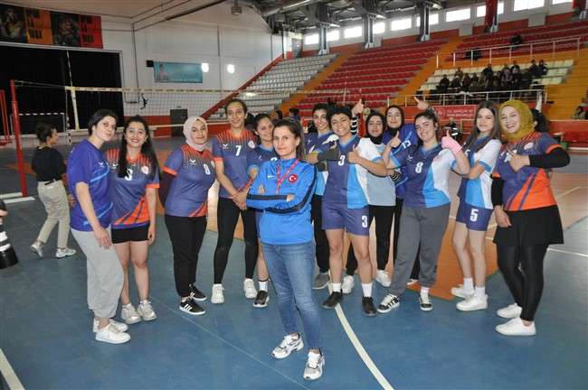 Kars'ta yurt öğrencileri arasında voleybol turnuvası düzenlendi