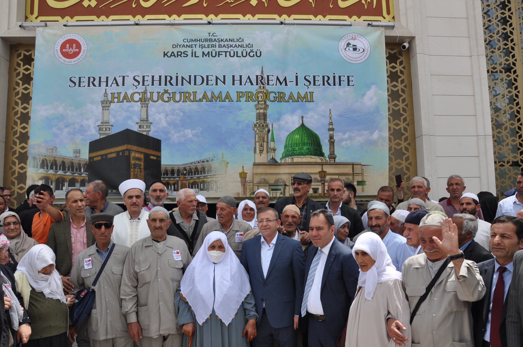 Kars'tan hacı adayları kutsal topraklara uğurlandı