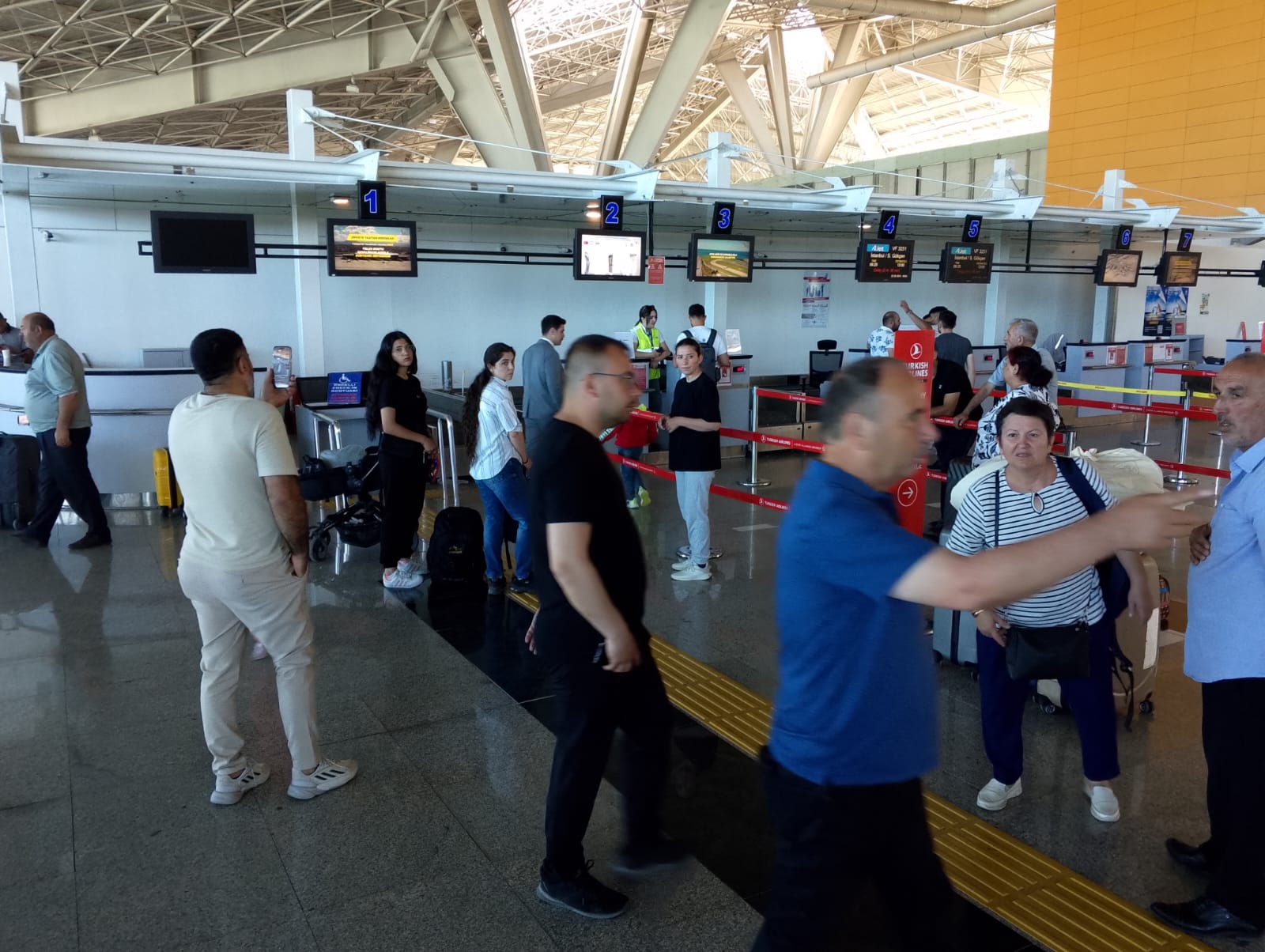 İzmir'den uçak gelmedi, Karslılar havalimanında perişan oldu