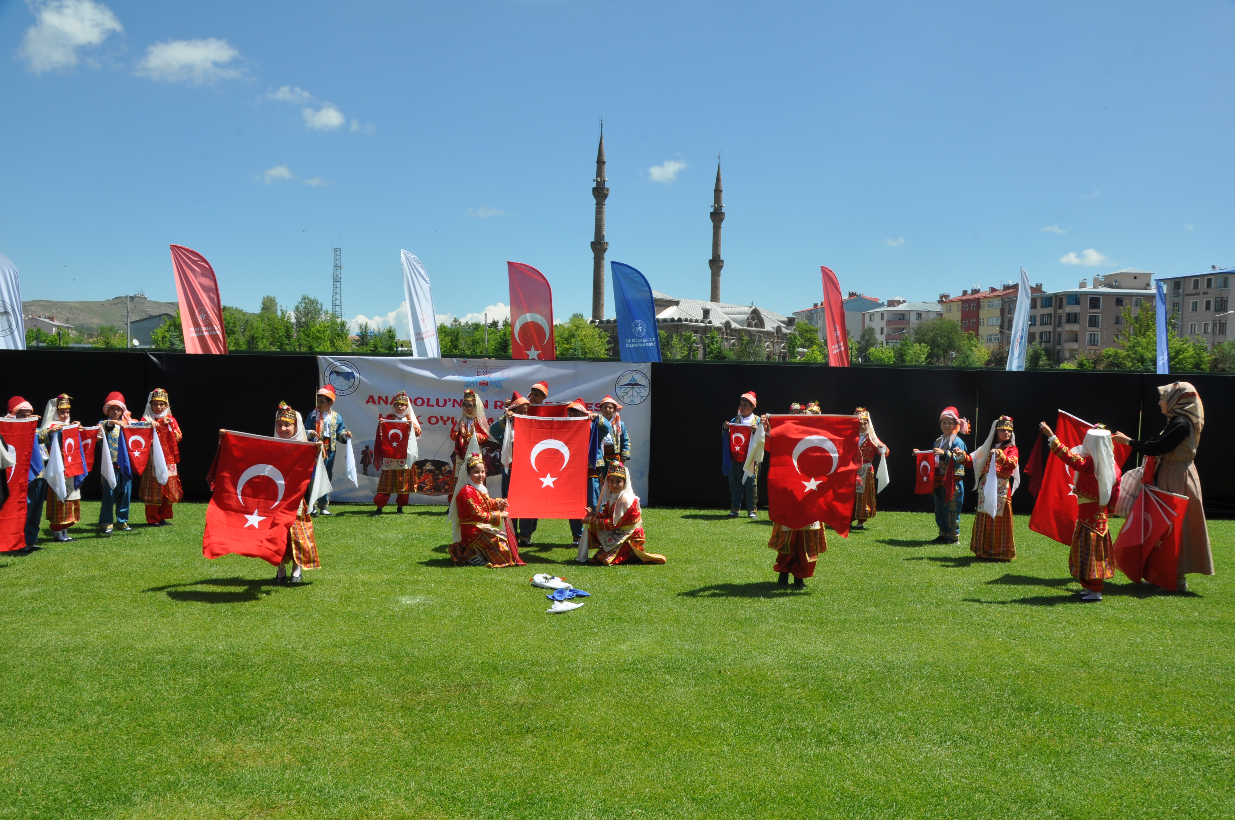 Kars'ta halk oyunları rüzgarı esti!