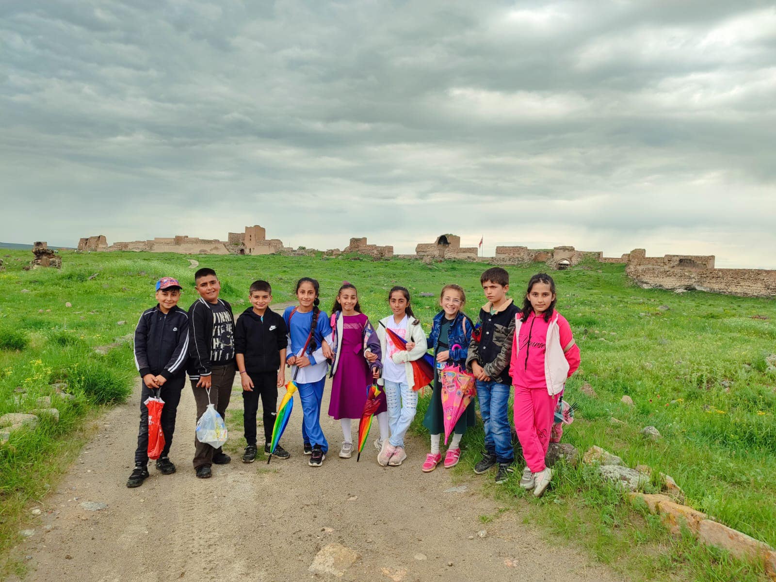 Köy çocukları Kars'ı tanımaya devam ediyor