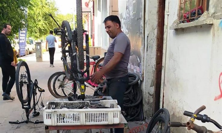 Bisiklet tamiri yaparak ev geçindiriyor