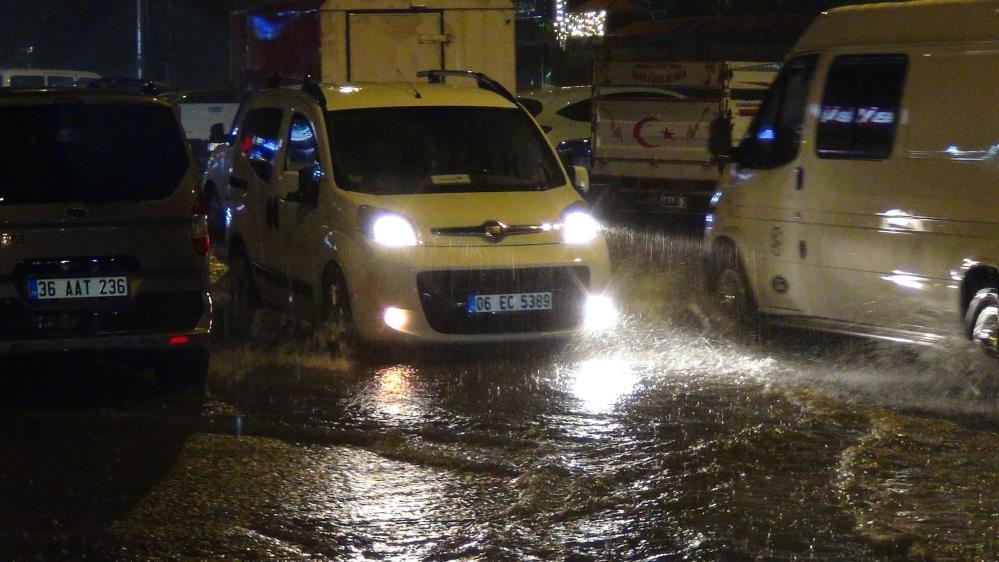 Kars'ı yağmur vurdu, caddeler göle döndü