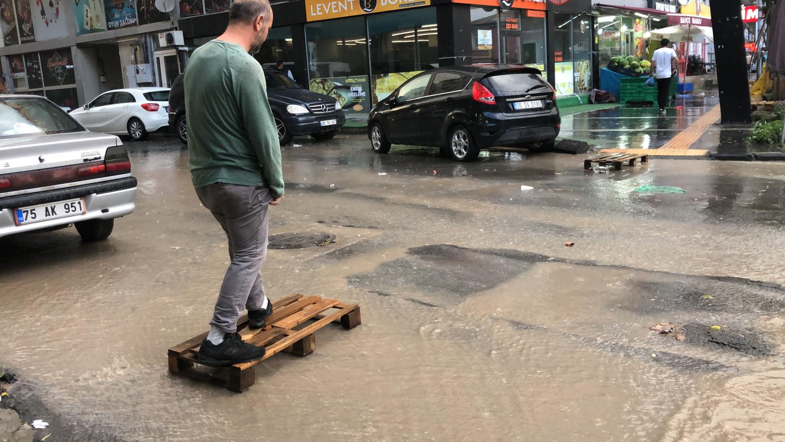 Kars'ta sağanak sonrası caddeler göle döndü.